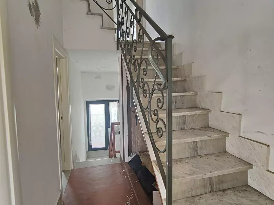 Immagine 4 di Villa in vendita  a Viareggio