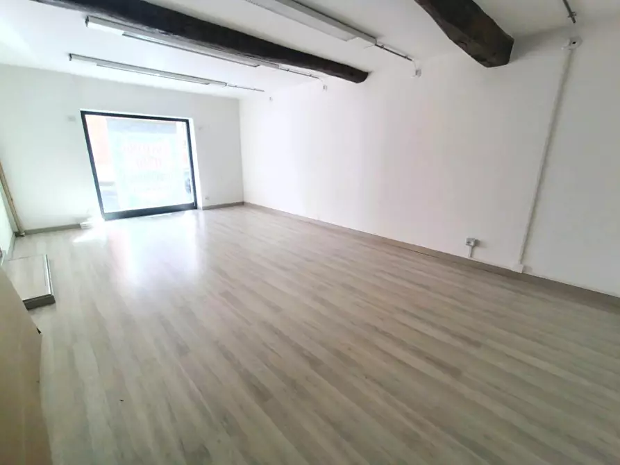 Immagine 6 di Locale commerciale in vendita  a Lucca