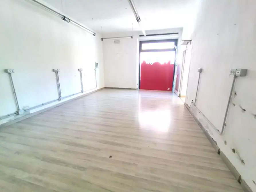 Immagine 5 di Locale commerciale in vendita  a Lucca