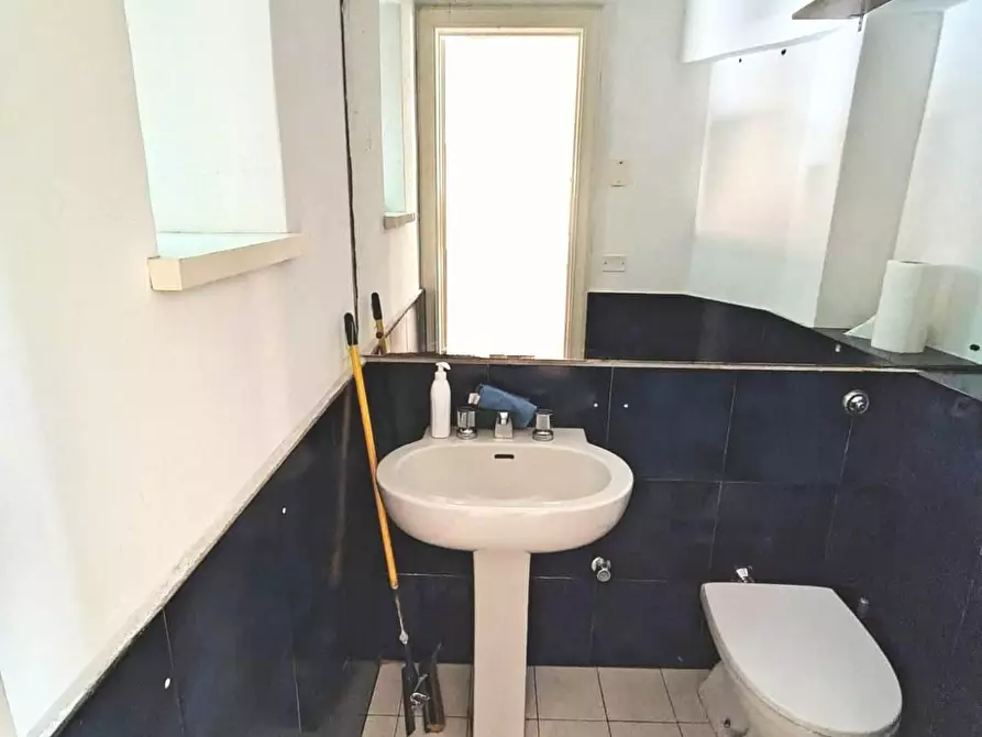 Immagine 9 di Locale commerciale in vendita  a Lucca