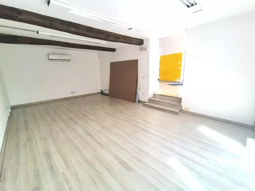 Immagine 7 di Locale commerciale in vendita  a Lucca