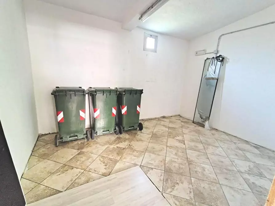 Immagine 8 di Locale commerciale in vendita  a Lucca