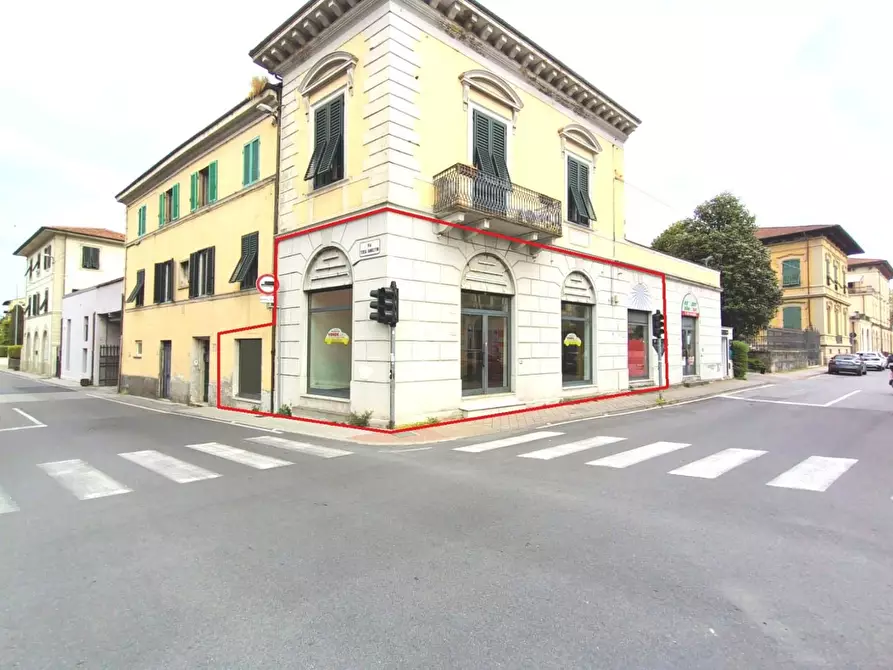 Immagine 1 di Locale commerciale in vendita  a Lucca