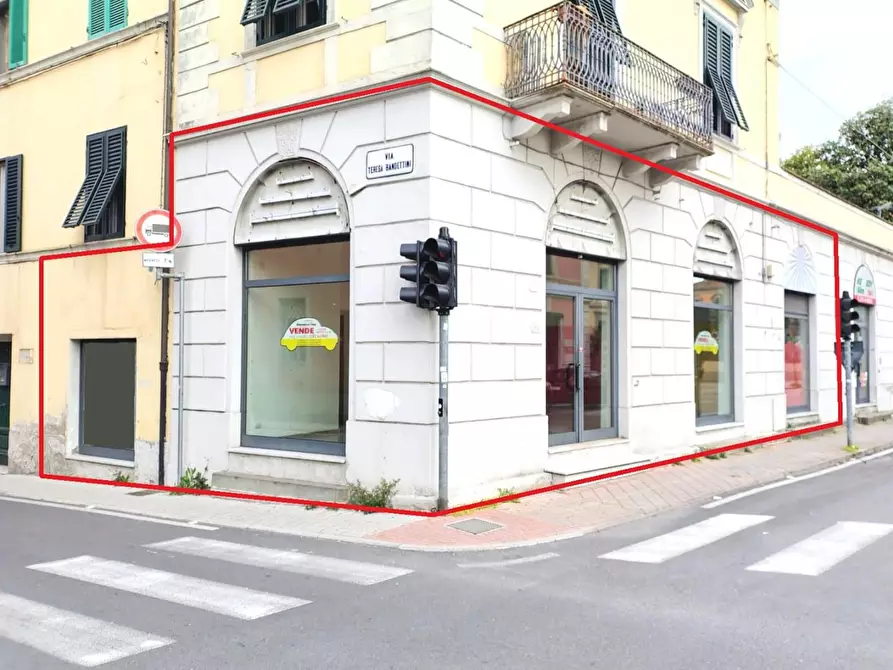 Immagine 13 di Locale commerciale in vendita  a Lucca
