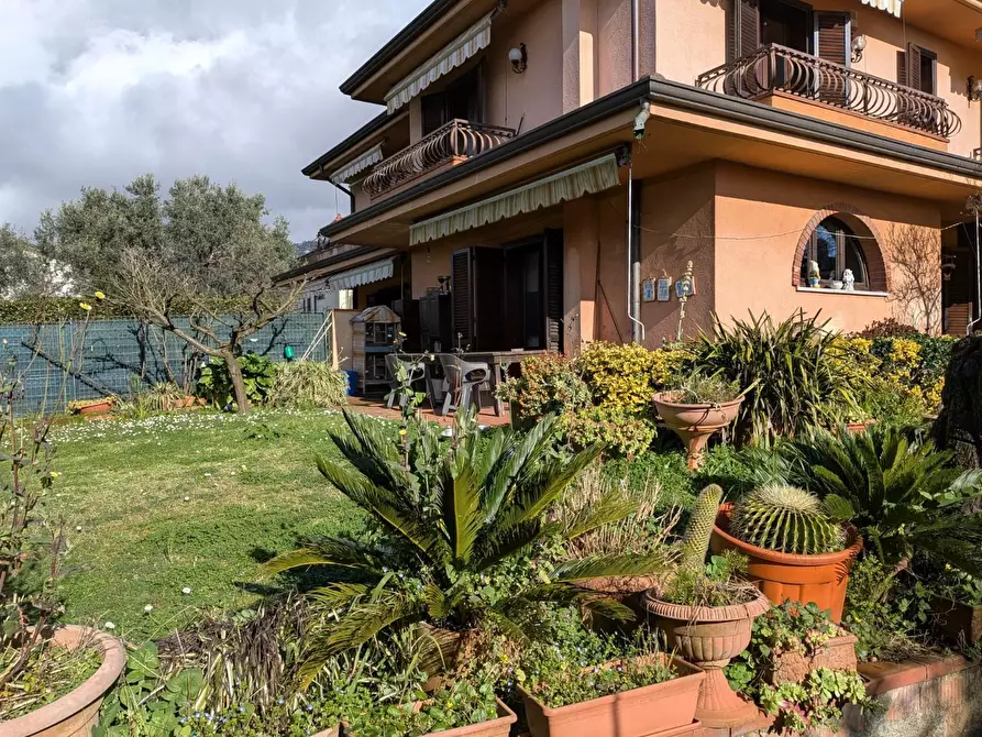 Immagine 6 di Porzione di casa in vendita  a Massa