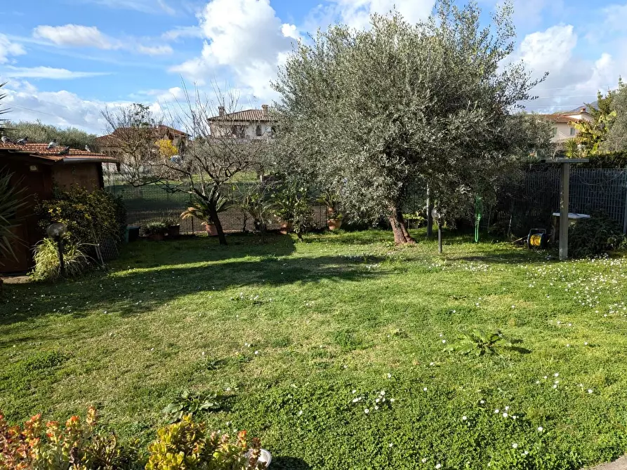 Immagine 11 di Porzione di casa in vendita  a Massa