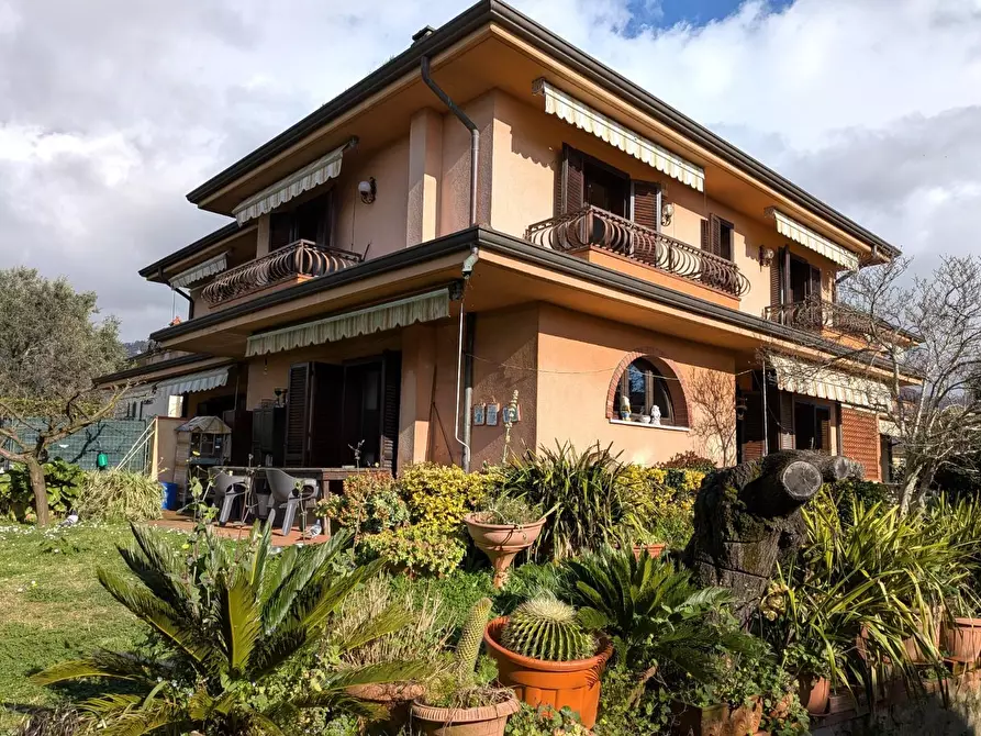 Immagine 1 di Porzione di casa in vendita  a Massa