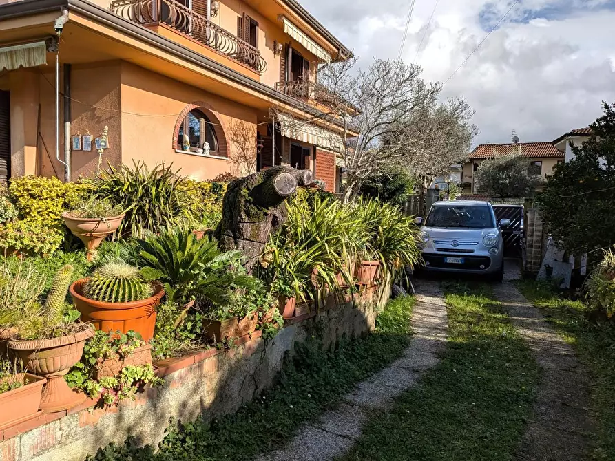 Immagine 9 di Porzione di casa in vendita  a Massa