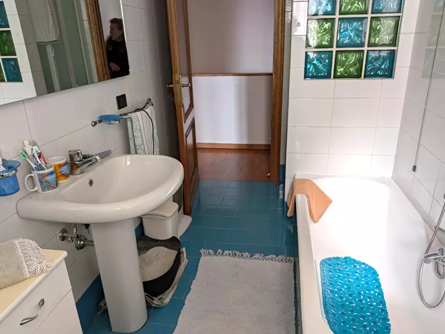 Immagine 47 di Porzione di casa in vendita  a Massa