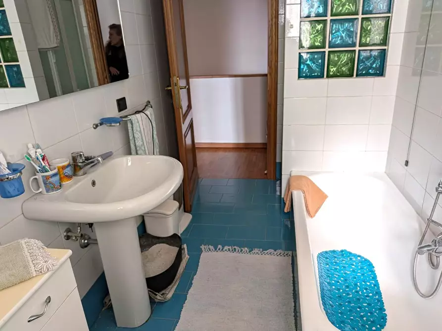 Immagine 46 di Porzione di casa in vendita  a Massa