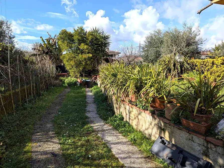 Immagine 5 di Porzione di casa in vendita  a Massa