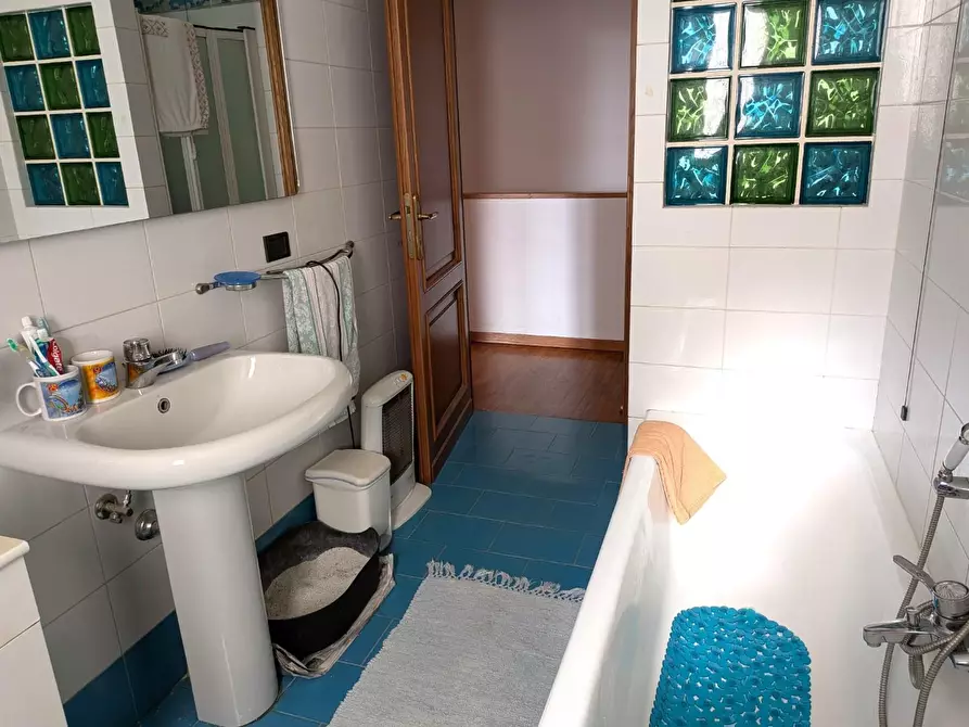 Immagine 49 di Porzione di casa in vendita  a Massa