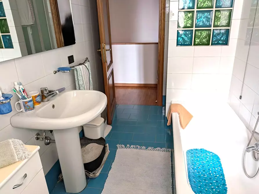 Immagine 48 di Porzione di casa in vendita  a Massa