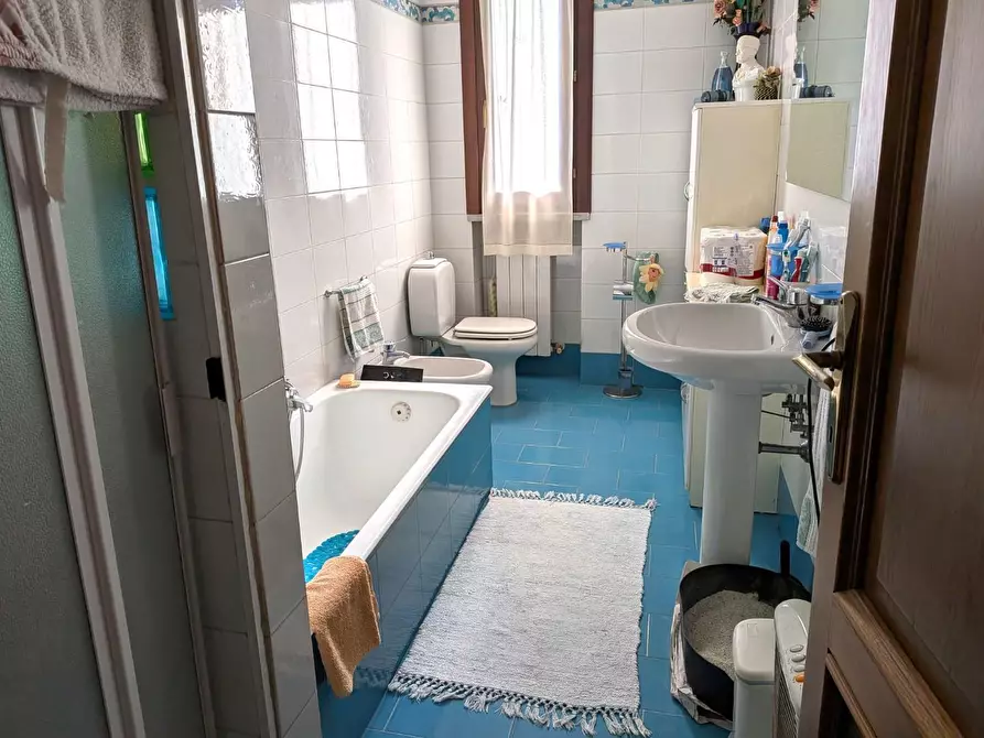 Immagine 45 di Porzione di casa in vendita  a Massa