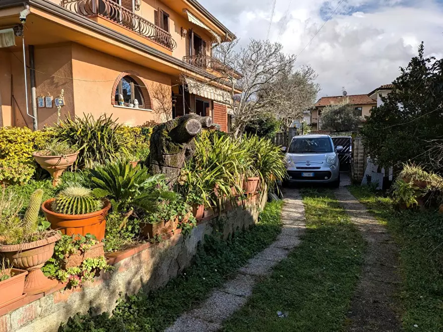 Immagine 10 di Porzione di casa in vendita  a Massa