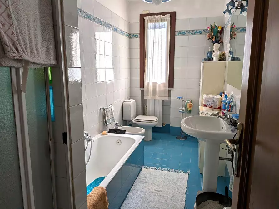 Immagine 51 di Porzione di casa in vendita  a Massa