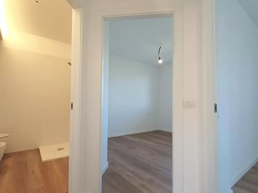 Immagine 10 di Appartamento in vendita  a Lucca