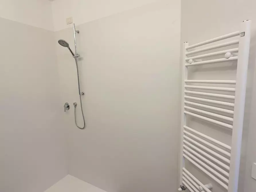 Immagine 22 di Appartamento in vendita  a Lucca