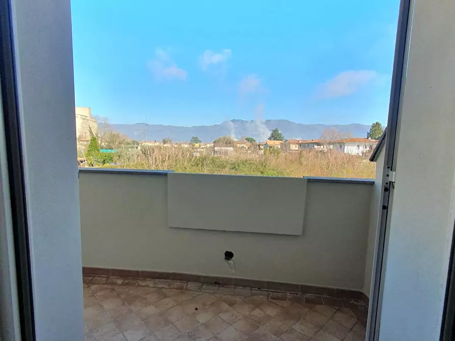 Immagine 15 di Appartamento in vendita  a Lucca