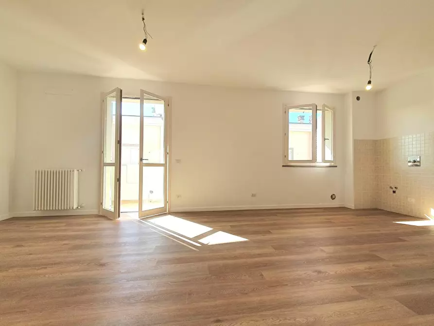 Immagine 2 di Appartamento in vendita  a Lucca