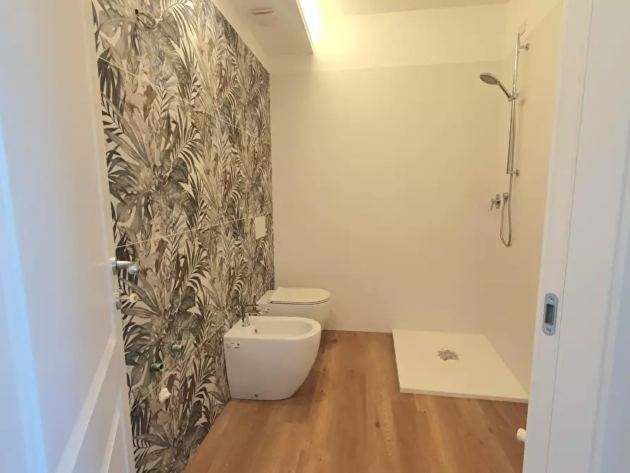 Immagine 19 di Appartamento in vendita  a Lucca