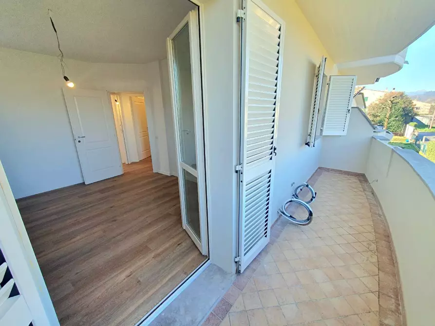 Immagine 16 di Appartamento in vendita  a Lucca