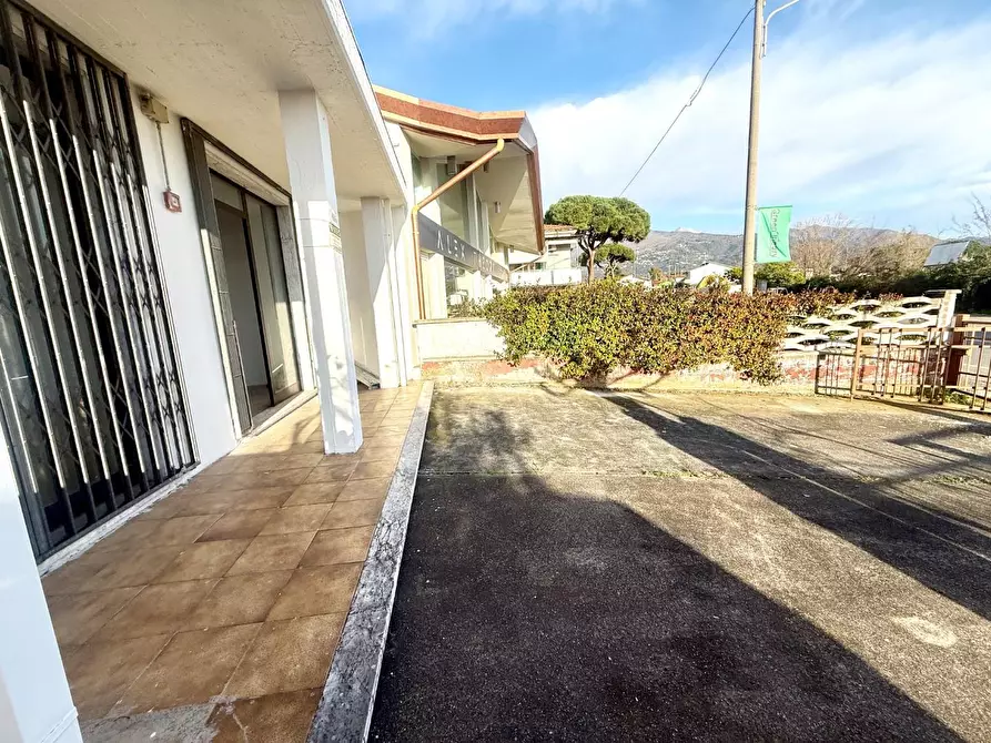 Immagine 2 di Locale commerciale in vendita  a Massa