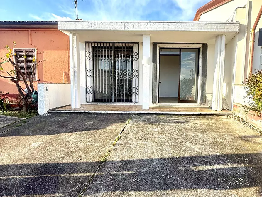 locale commerciale in vendita a Massa in zona Romagnano