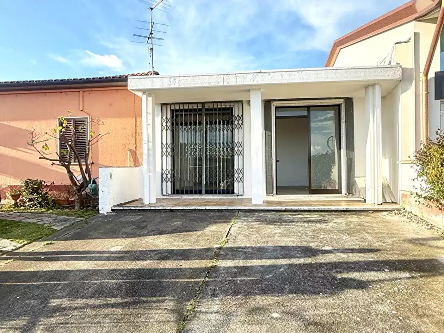 Immagine 3 di Locale commerciale in vendita  a Massa