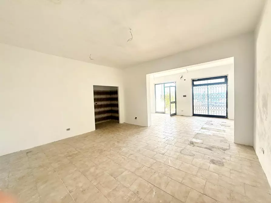 Immagine 8 di Locale commerciale in vendita  a Massa