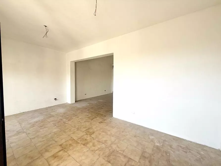 Immagine 5 di Locale commerciale in vendita  a Massa