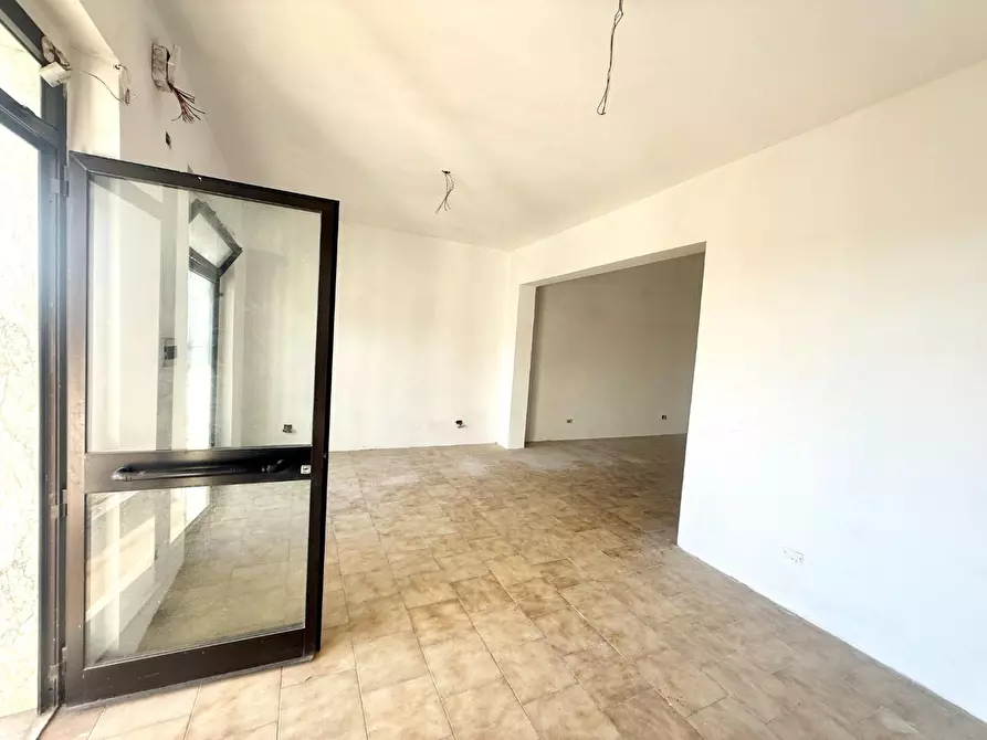 Immagine 7 di Locale commerciale in vendita  a Massa