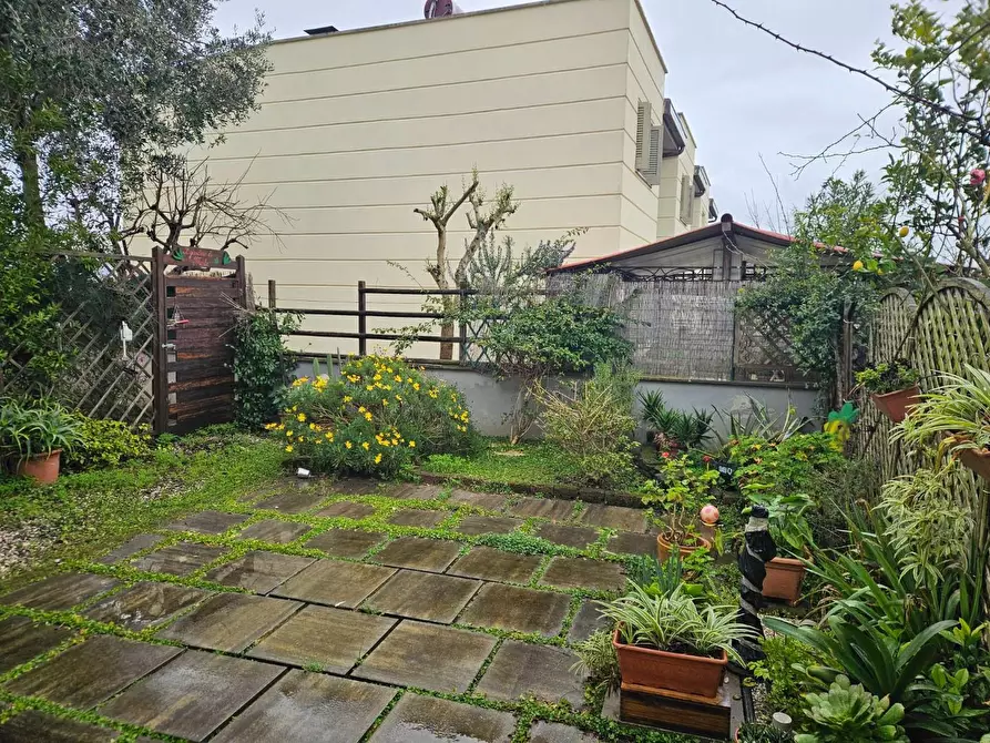 Immagine 5 di Villetta a schiera in vendita  a Livorno