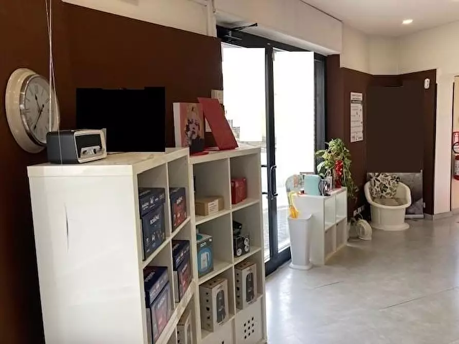 Immagine 3 di Locale commerciale in affitto  a Cascina