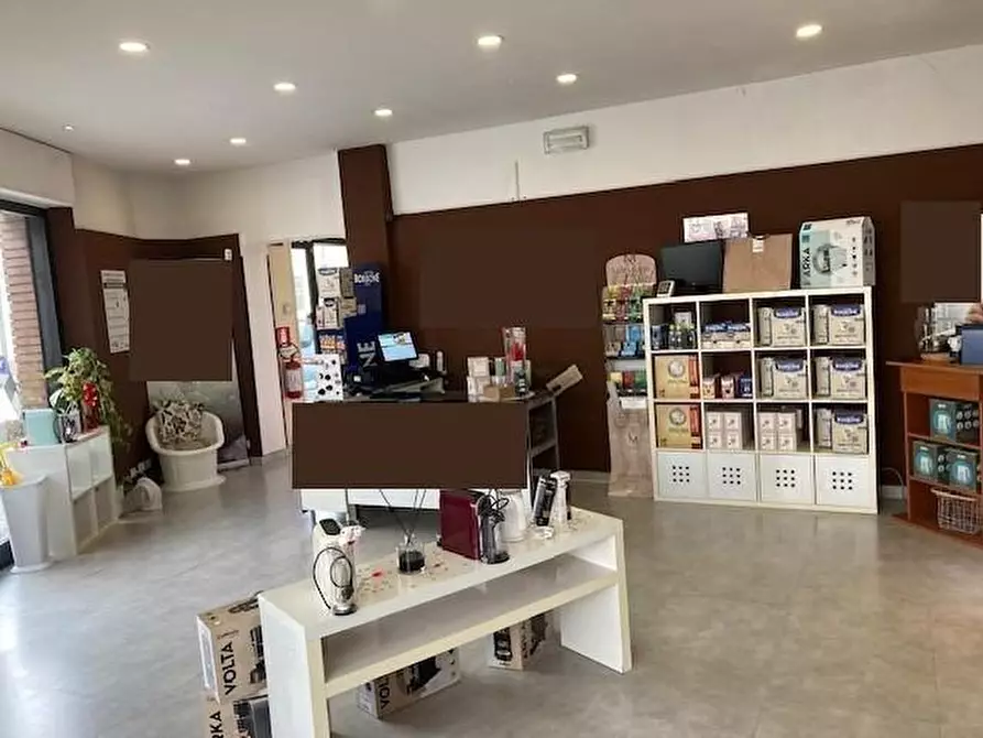 Immagine 1 di Locale commerciale in affitto  a Cascina