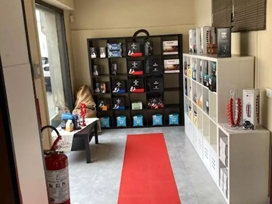 Immagine 2 di Locale commerciale in affitto  a Cascina