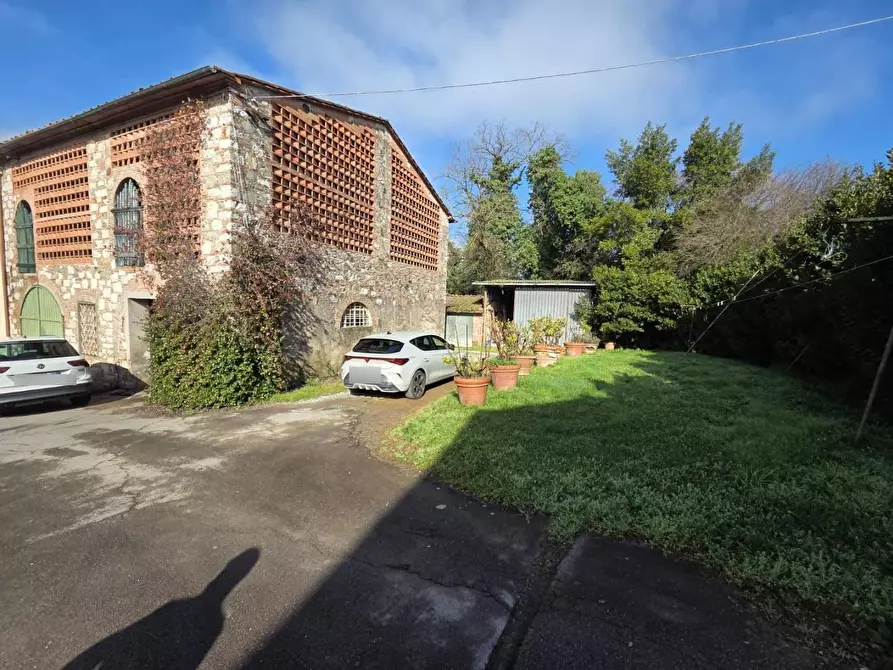 Immagine 15 di Deposito in vendita  a Capannori