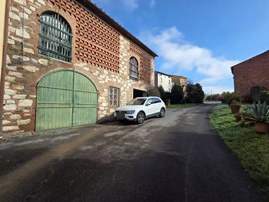 Immagine 1 di Deposito in vendita  a Capannori