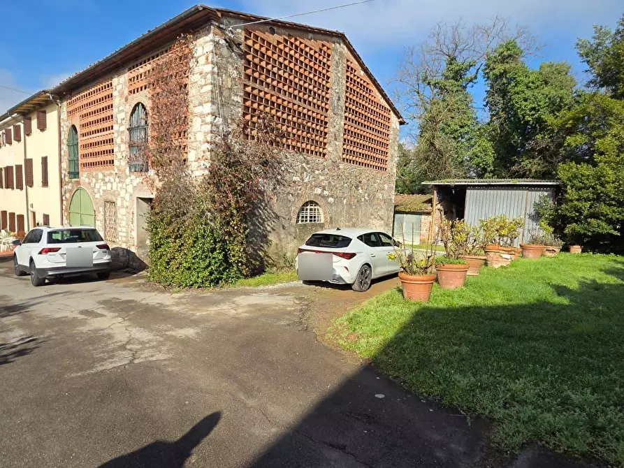 Immagine 16 di Deposito in vendita  a Capannori