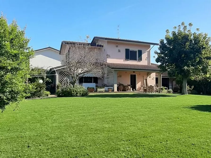 Immagine 21 di Villa in vendita  a Camaiore