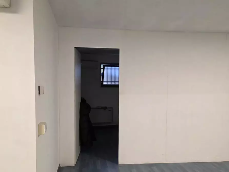 Immagine 6 di Locale commerciale in vendita  a Pisa