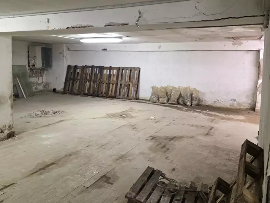 Immagine 15 di Locale commerciale in vendita  a Pisa