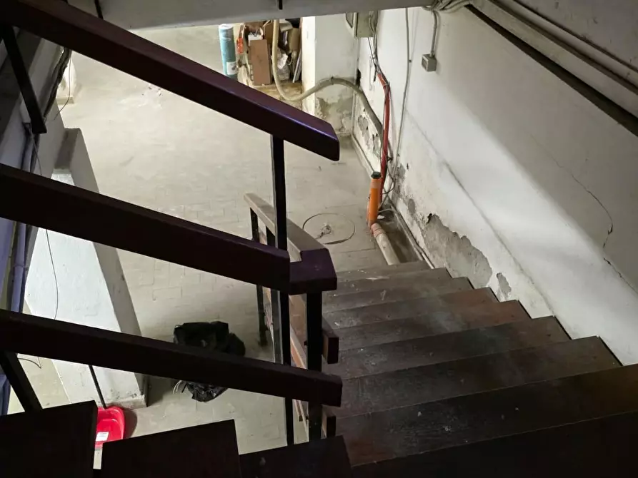 Immagine 8 di Locale commerciale in vendita  a Pisa