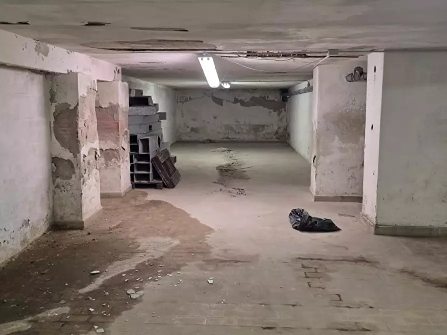 Immagine 11 di Locale commerciale in vendita  a Pisa