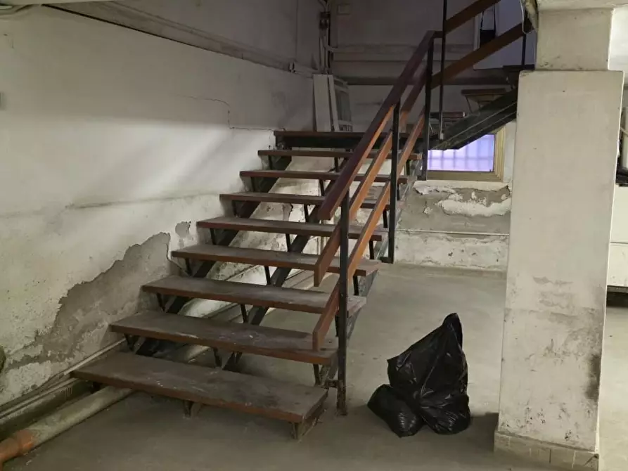 Immagine 10 di Locale commerciale in vendita  a Pisa