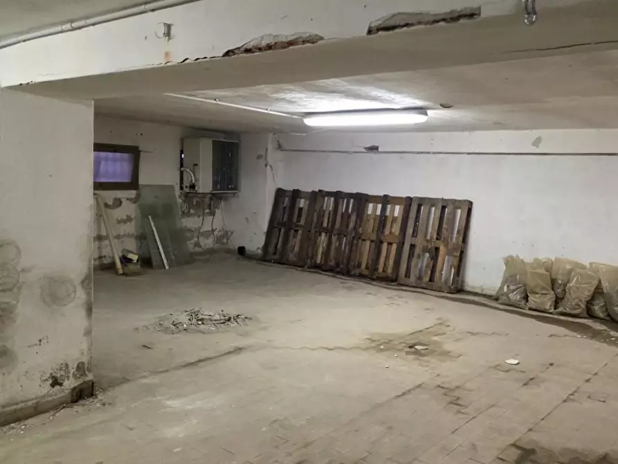 Immagine 13 di Locale commerciale in vendita  a Pisa