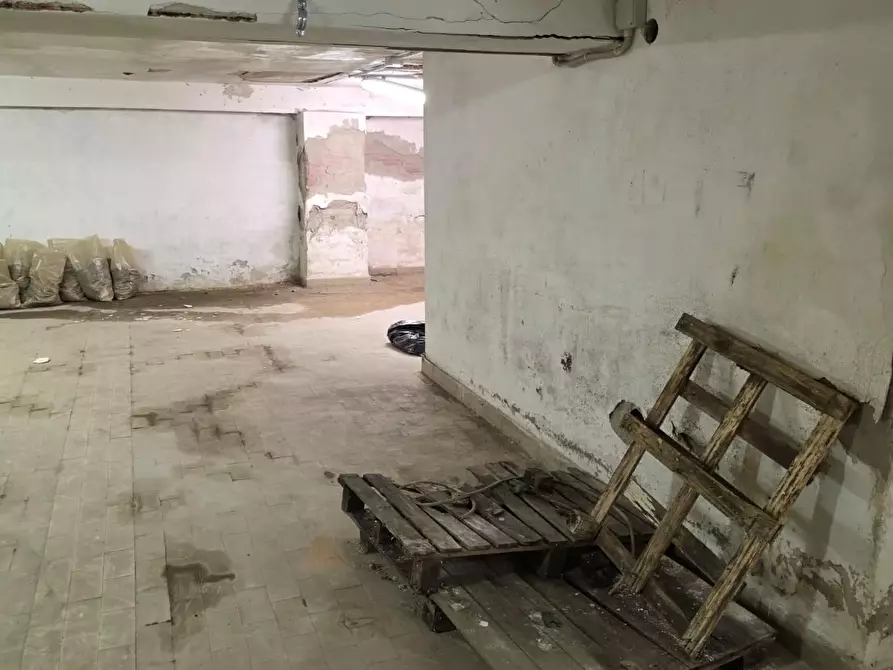 Immagine 14 di Locale commerciale in vendita  a Pisa