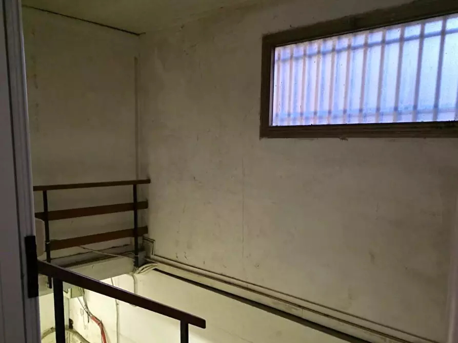 Immagine 9 di Locale commerciale in vendita  a Pisa