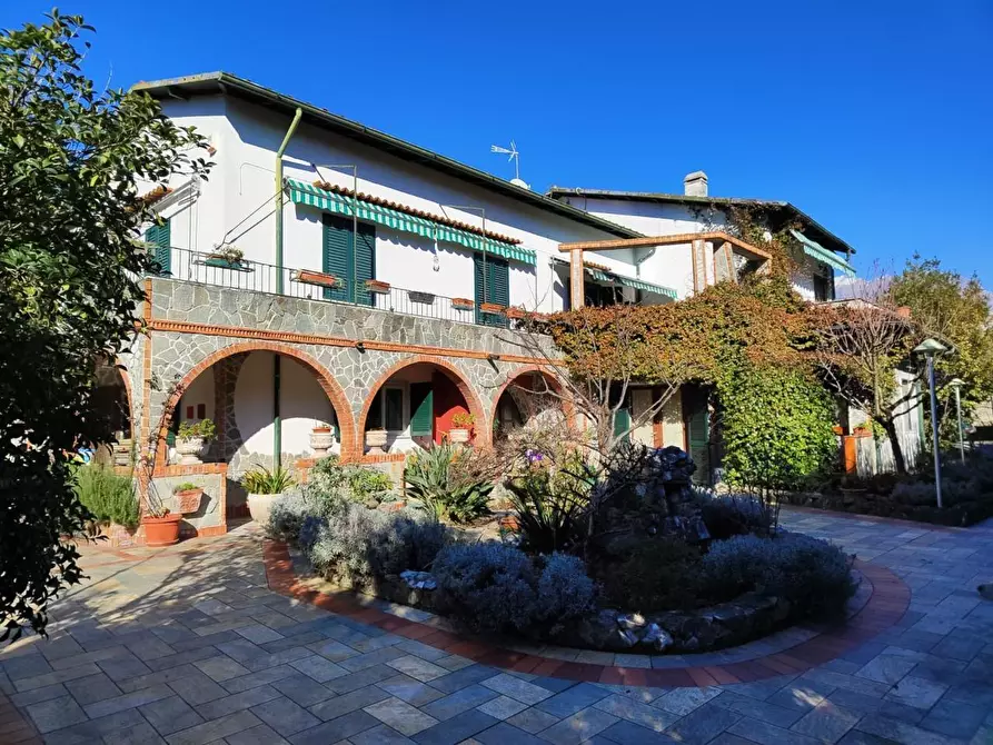 Immagine 17 di Villa in vendita  a Carrara