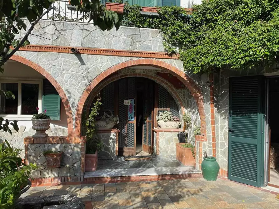 Immagine 3 di Villa in vendita  a Carrara